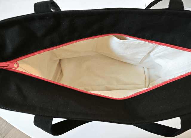 Sac en coton noir et broderie personnalisée rouge