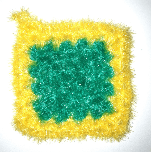 Lavette pour la toilette, la vaisselle ou les vitres verte contour jaune