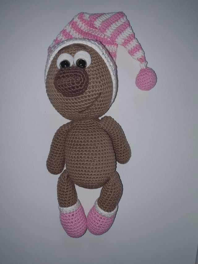 Camille l'ourson aux yeux verts avec chaussettes et bonnet de nuit (grand modèle)