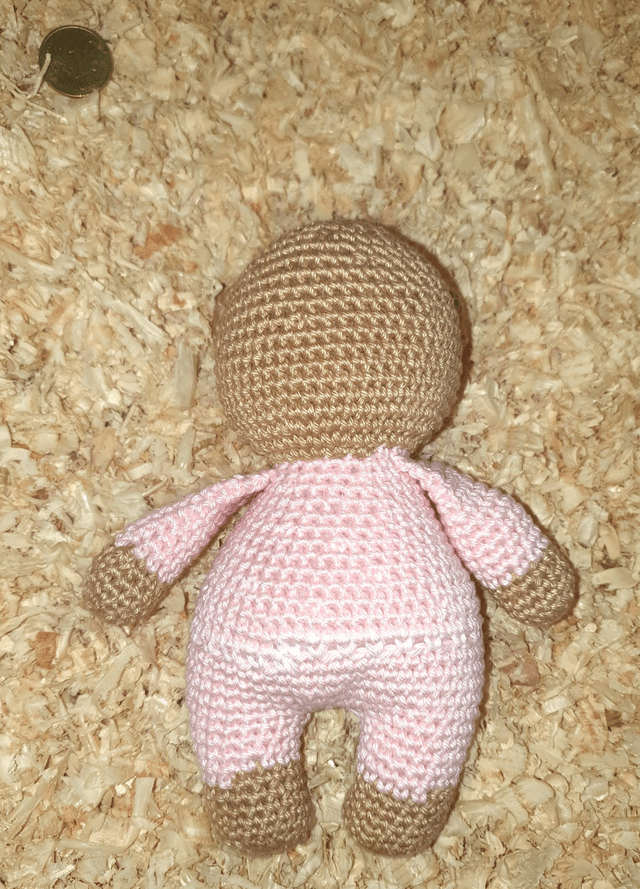 Eden en pyjama rose pâle et ceinture blanche