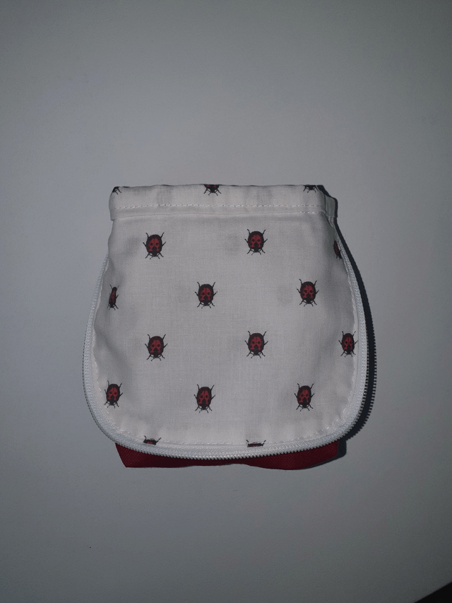 Trousse verticale bordeaux motifs coccinelles