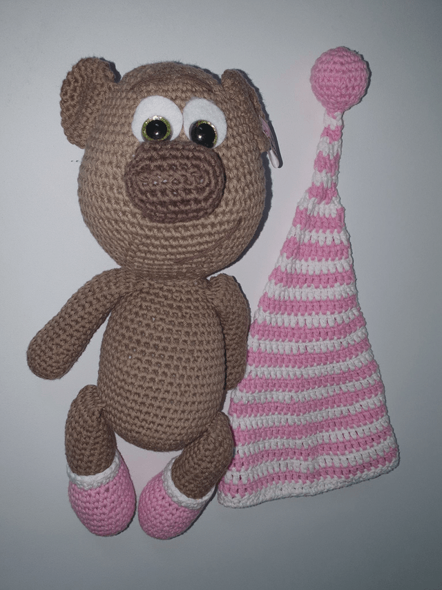Camille l'ourson aux yeux verts avec chaussettes et bonnet de nuit (grand modèle)