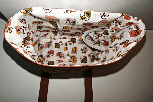 Sac à dos marron motifs Picasso