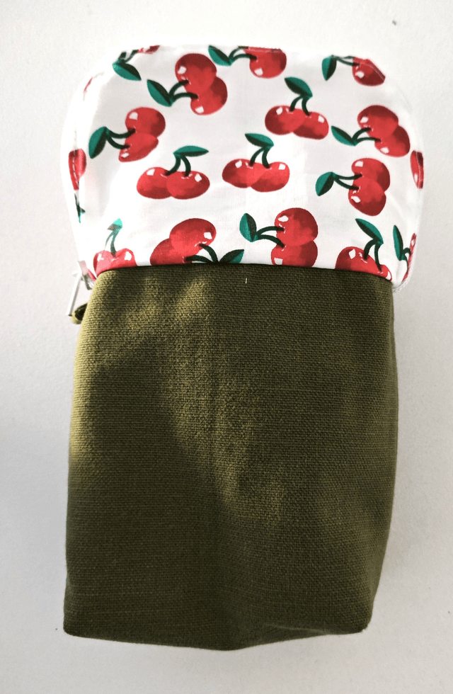 Trousse verticale verte motifs cerises