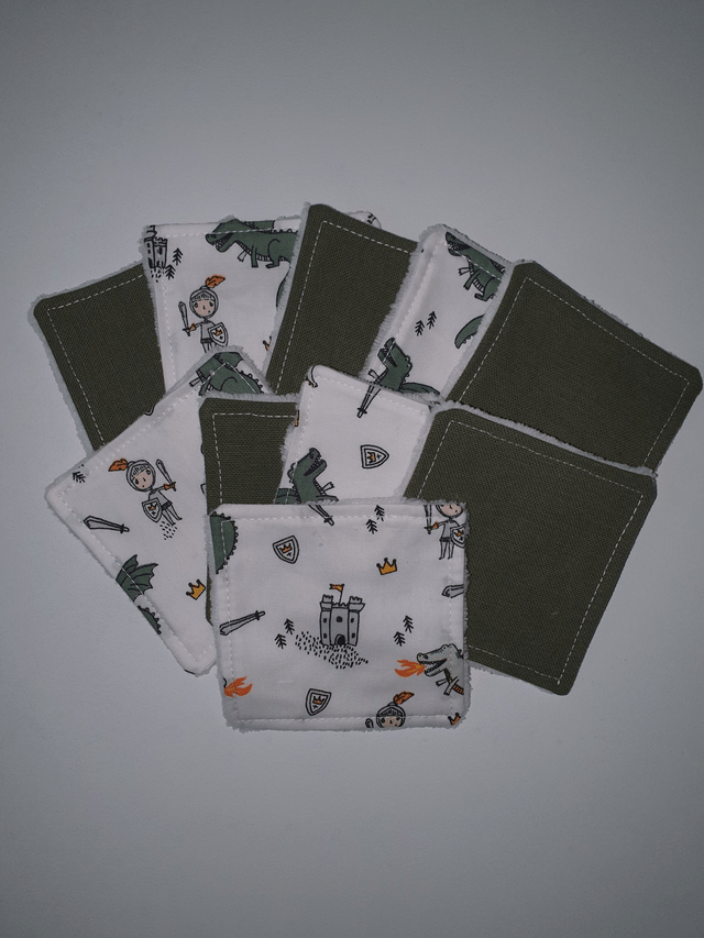 Panière à lingettes + 10 lingettes Vertes + 2 pare-pipi Chevaliers et Dragons