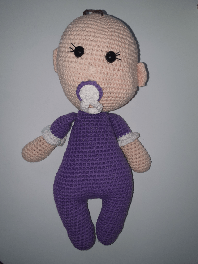 Bébé en pyjama violet et son bonnet