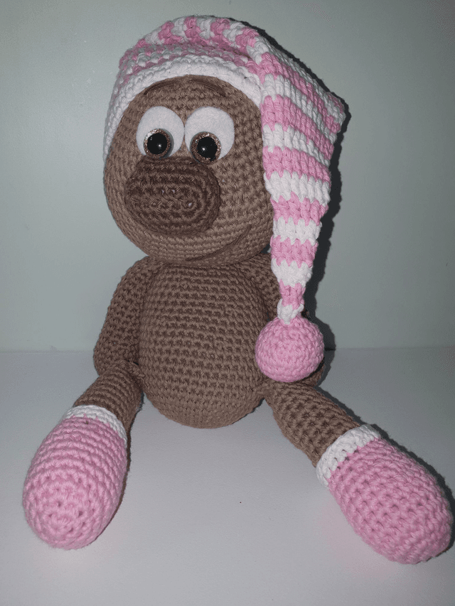 Camille l&#039;ourson aux yeux verts avec chaussettes et bonnet de nuit (grand modèle)